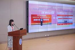 圖片包含 建筑, 站, 男人, 桌子 AI 生成的內(nèi)容可能不正確。