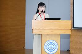 穿黑色衣服的人在電視前 AI 生成的內(nèi)容可能不正確。