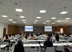 會議室里的人們 AI 生成的內(nèi)容可能不正確。